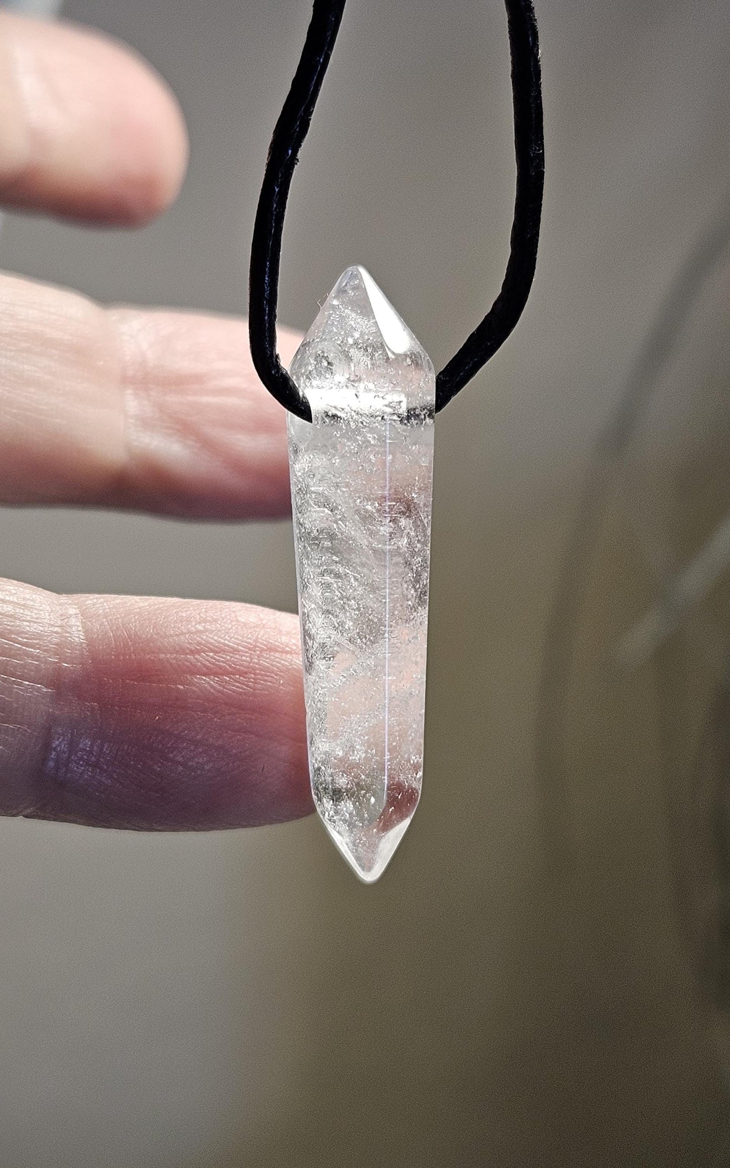 Bergkristall Spitze Doppelspitze Anhänger, 33 x 9 x 9 mm, gebohrt, an verstellbarem Lederband