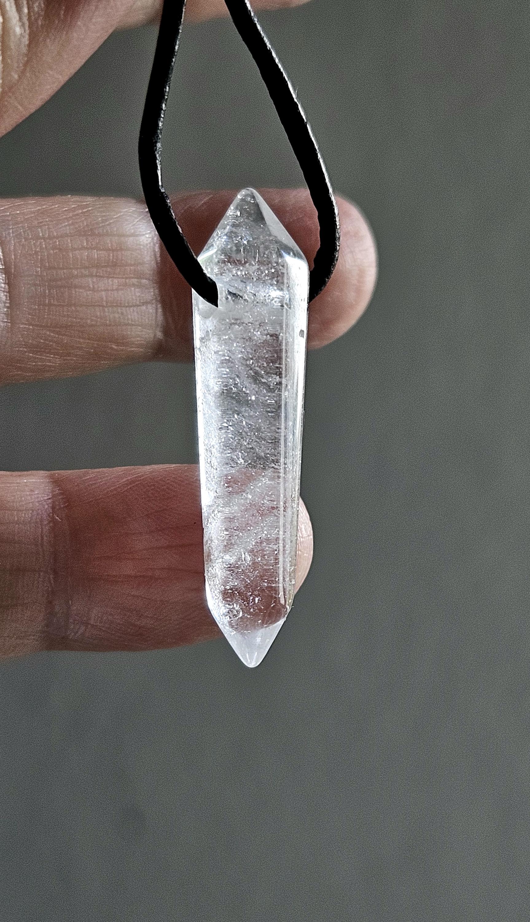 Bergkristall Spitze Doppelspitze Anhänger, 33 x 9 x 9 mm, gebohrt, an verstellbarem Lederband