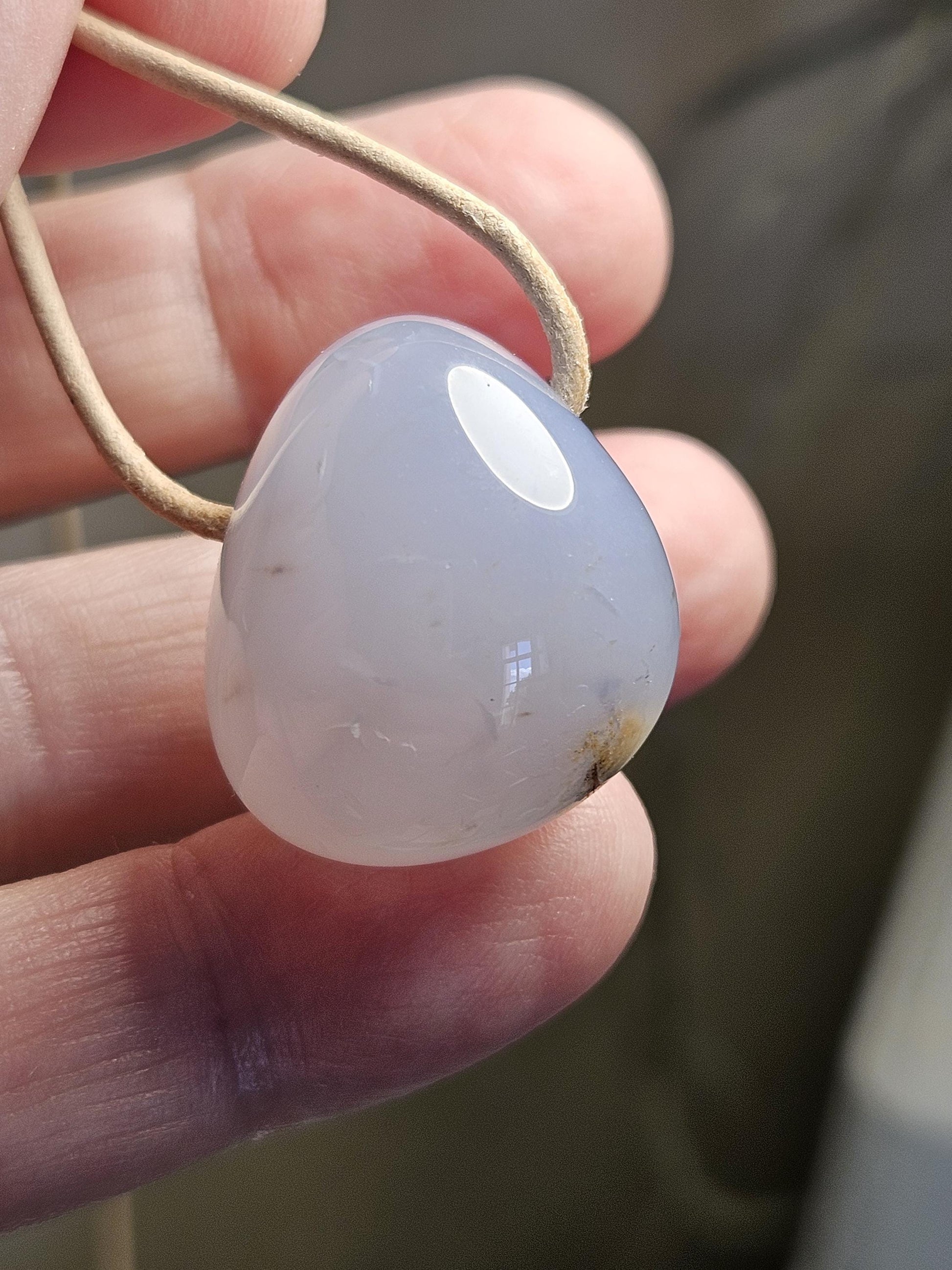 Chalcedon blau , 25 x 24 x 17 mm, gebohrt, an verstellbarem Lederband