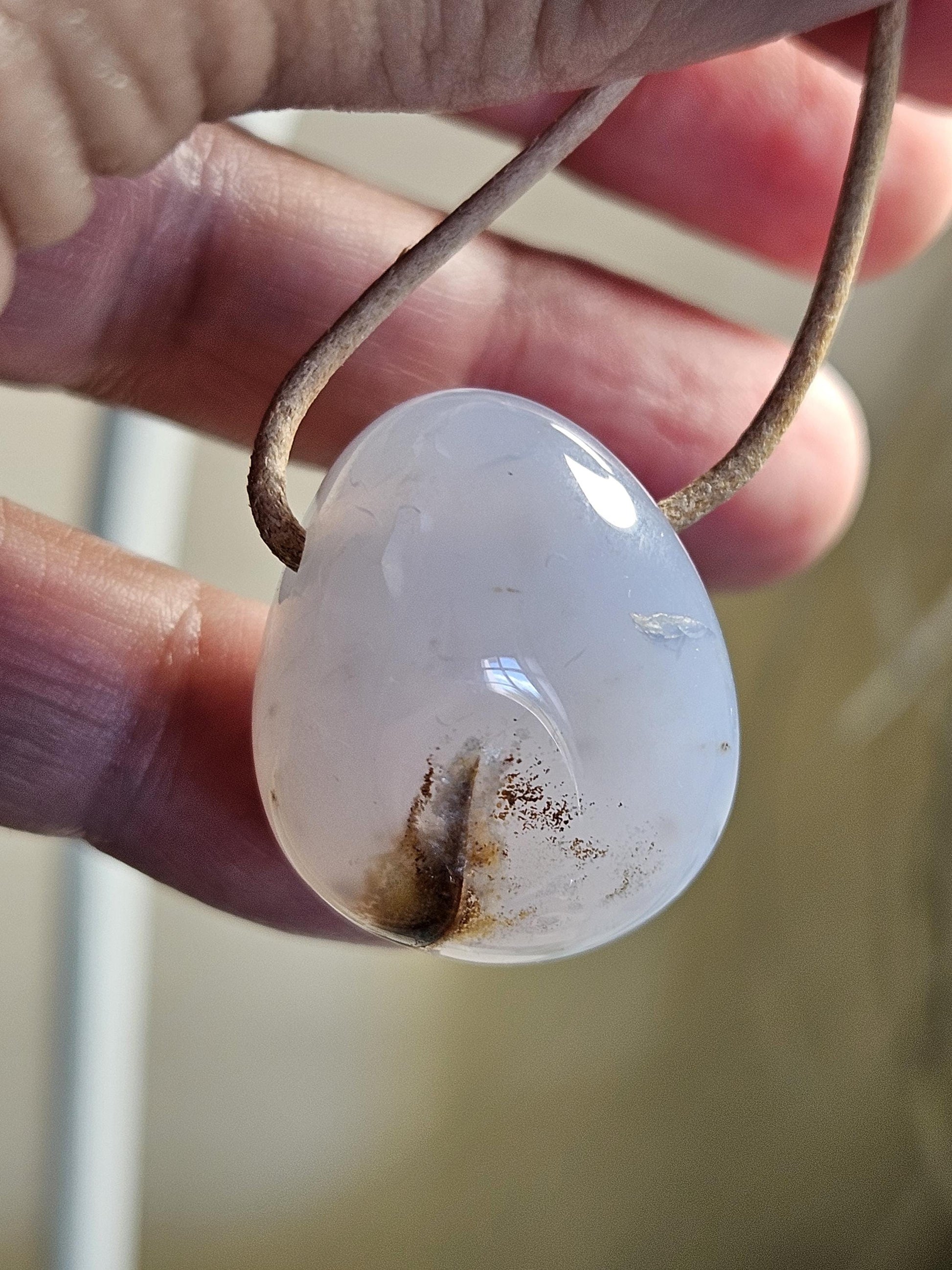 Chalcedon blau , 25 x 24 x 17 mm, gebohrt, an verstellbarem Lederband
