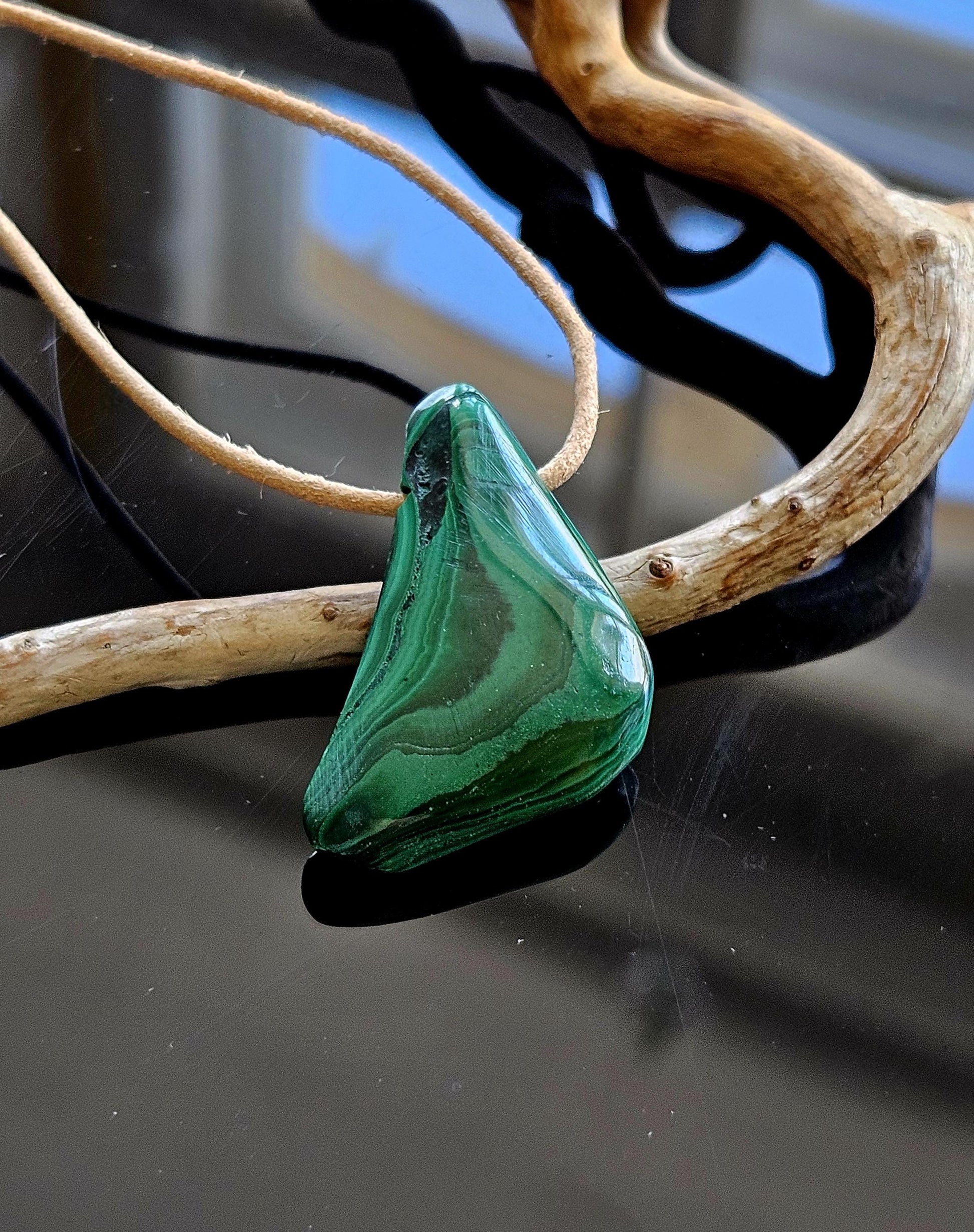 Malachit Anhänger, gebohrt, am Lederband, 37 x 20 x 8 mm, gebohrt, an verstellbarem Lederband