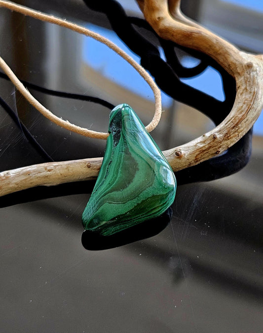 Malachit Anhänger, gebohrt, am Lederband, 37 x 20 x 8 mm, gebohrt, an verstellbarem Lederband