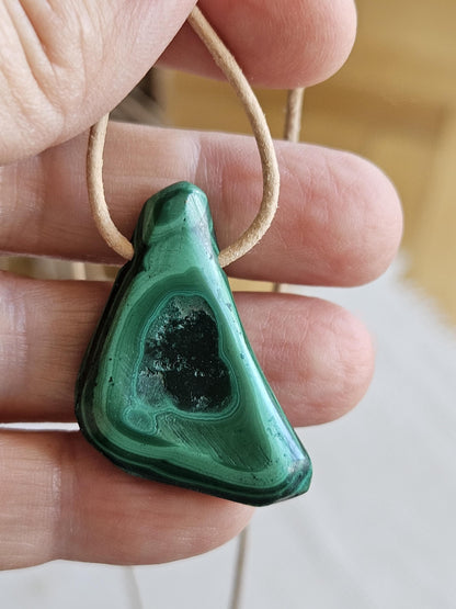 Malachit Anhänger, gebohrt, am Lederband, 37 x 20 x 8 mm, gebohrt, an verstellbarem Lederband