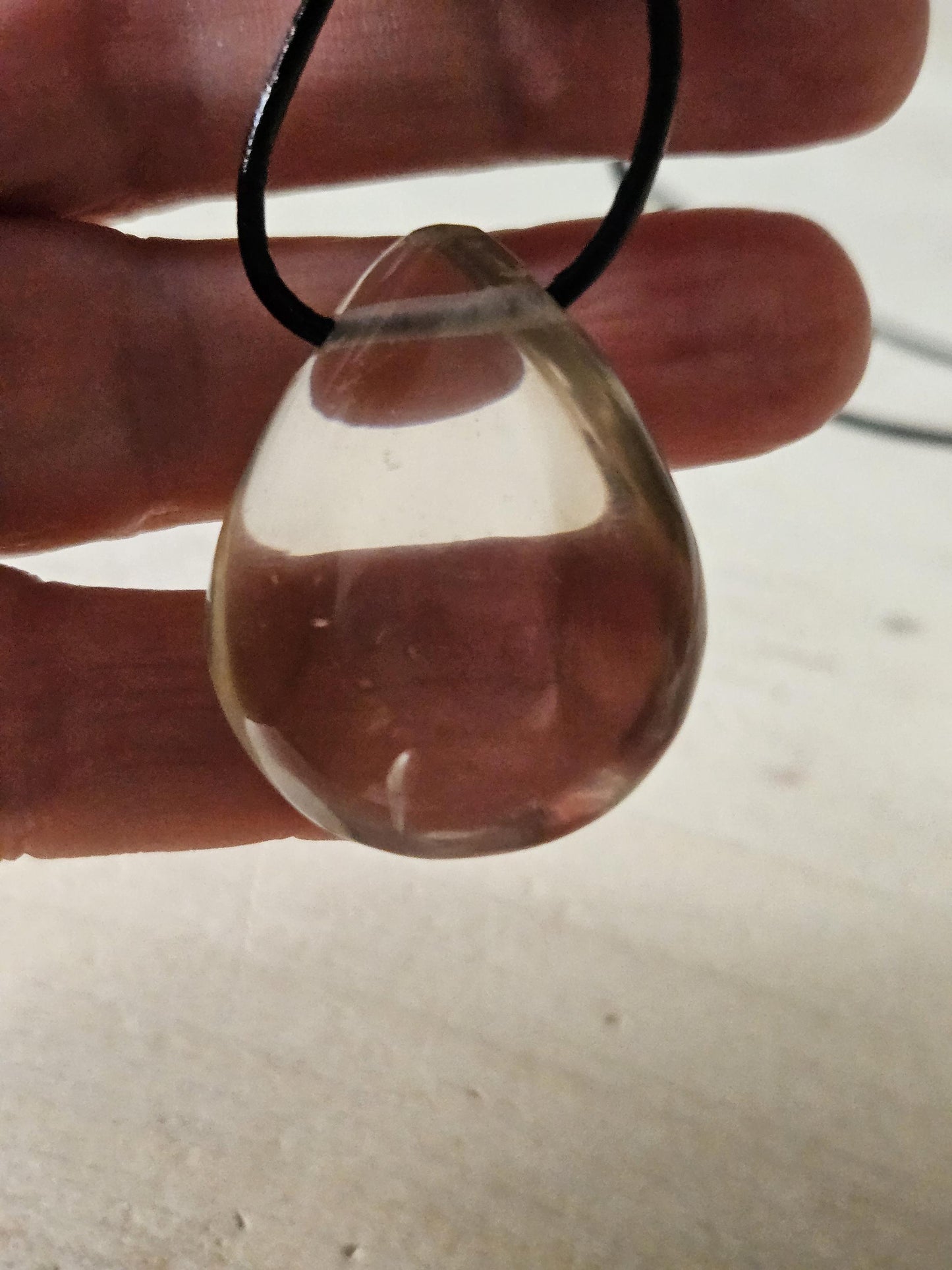 Rauchquarz Anhänger tropfenförmig, aus dem Schweizer Kanton Uri, 32 x 26 x 12 mm, gebohrt an verstellbarem Lederband