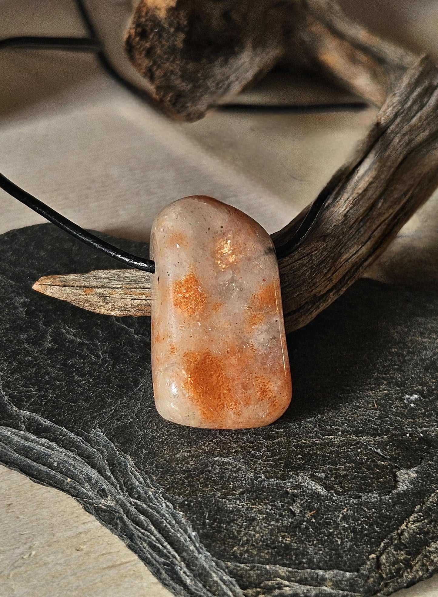 Sonnenstein Anhänger, 30 x 18 x 11 mm, gebohrt, an verstellbarem Lederband
