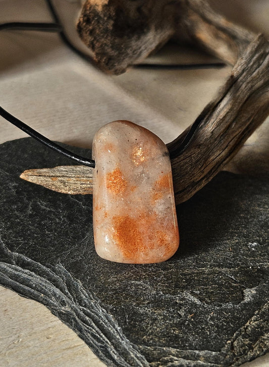 Sonnenstein Anhänger, 30 x 18 x 11 mm, gebohrt, an verstellbarem Lederband