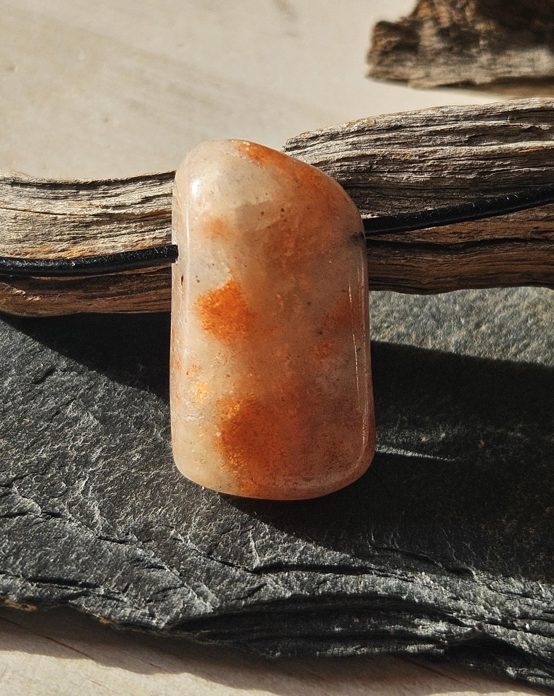 Sonnenstein Anhänger, 30 x 18 x 11 mm, gebohrt, an verstellbarem Lederband