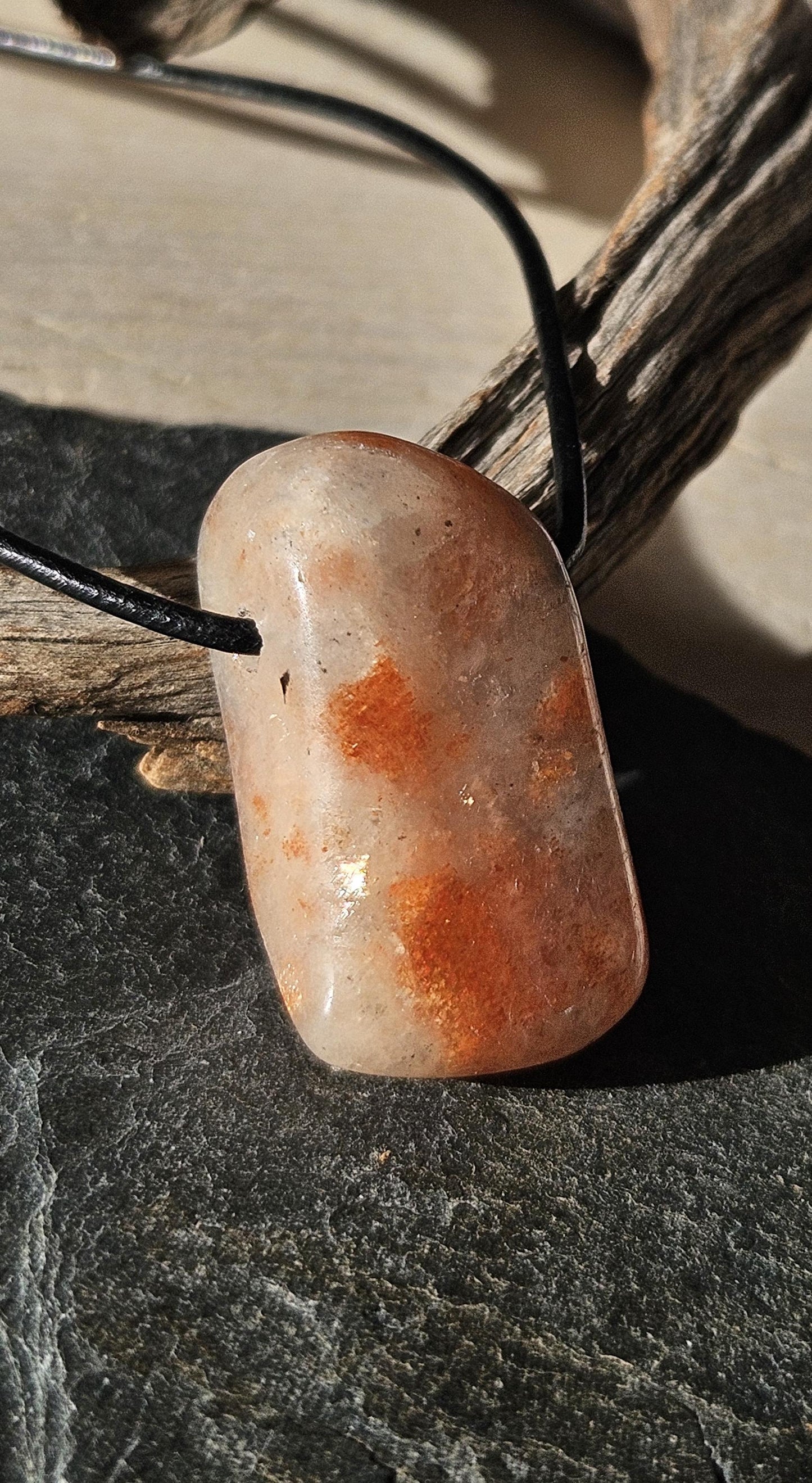 Sonnenstein Anhänger, 30 x 18 x 11 mm, gebohrt, an verstellbarem Lederband
