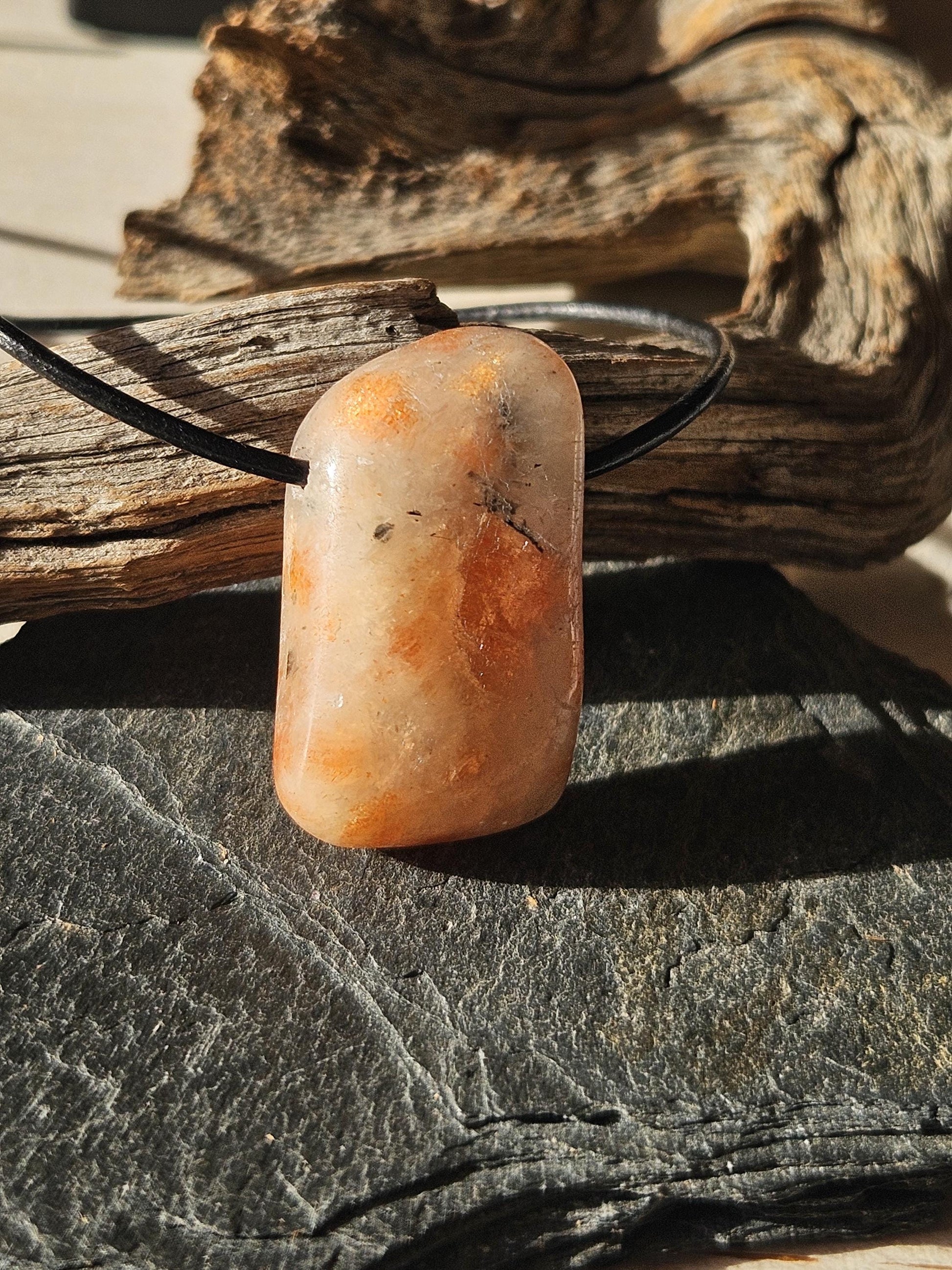 Sonnenstein Anhänger, 30 x 18 x 11 mm, gebohrt, an verstellbarem Lederband