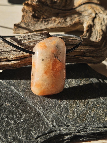 Sonnenstein Anhänger, 30 x 18 x 11 mm, gebohrt, an verstellbarem Lederband