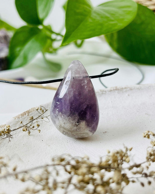Amethyst, Anhänger, 32 x 20 x 13 mm, gebohrt, am Lederband