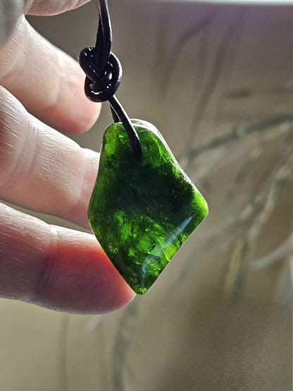 Magischer Chromdiopsid Anhänger, 33 x 23 x 6 mm, am Lederband