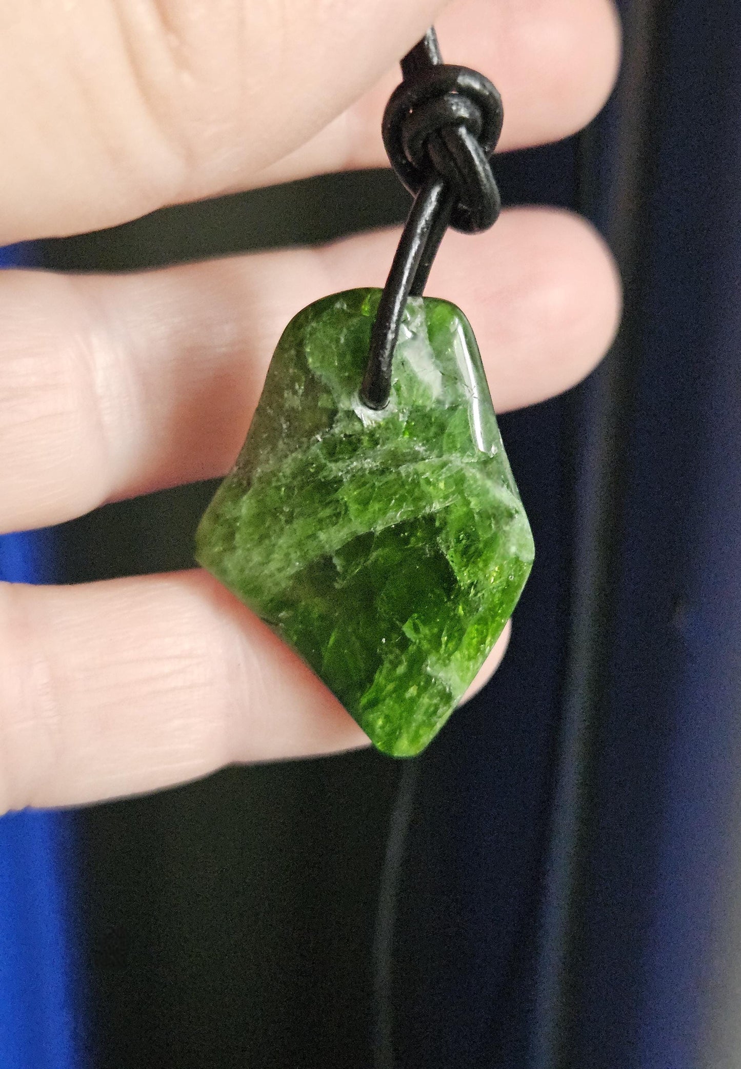 Magischer Chromdiopsid Anhänger, 33 x 23 x 6 mm, am Lederband