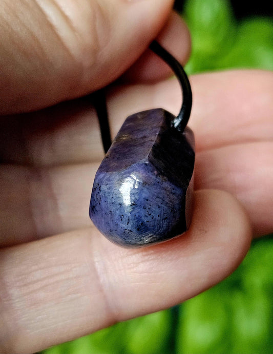 Stern Saphir Stäbchen Sternsaphir Rohstein Anhänger 26 x 14 x 14 mm, gebohrt, an verstellbarem Lederband