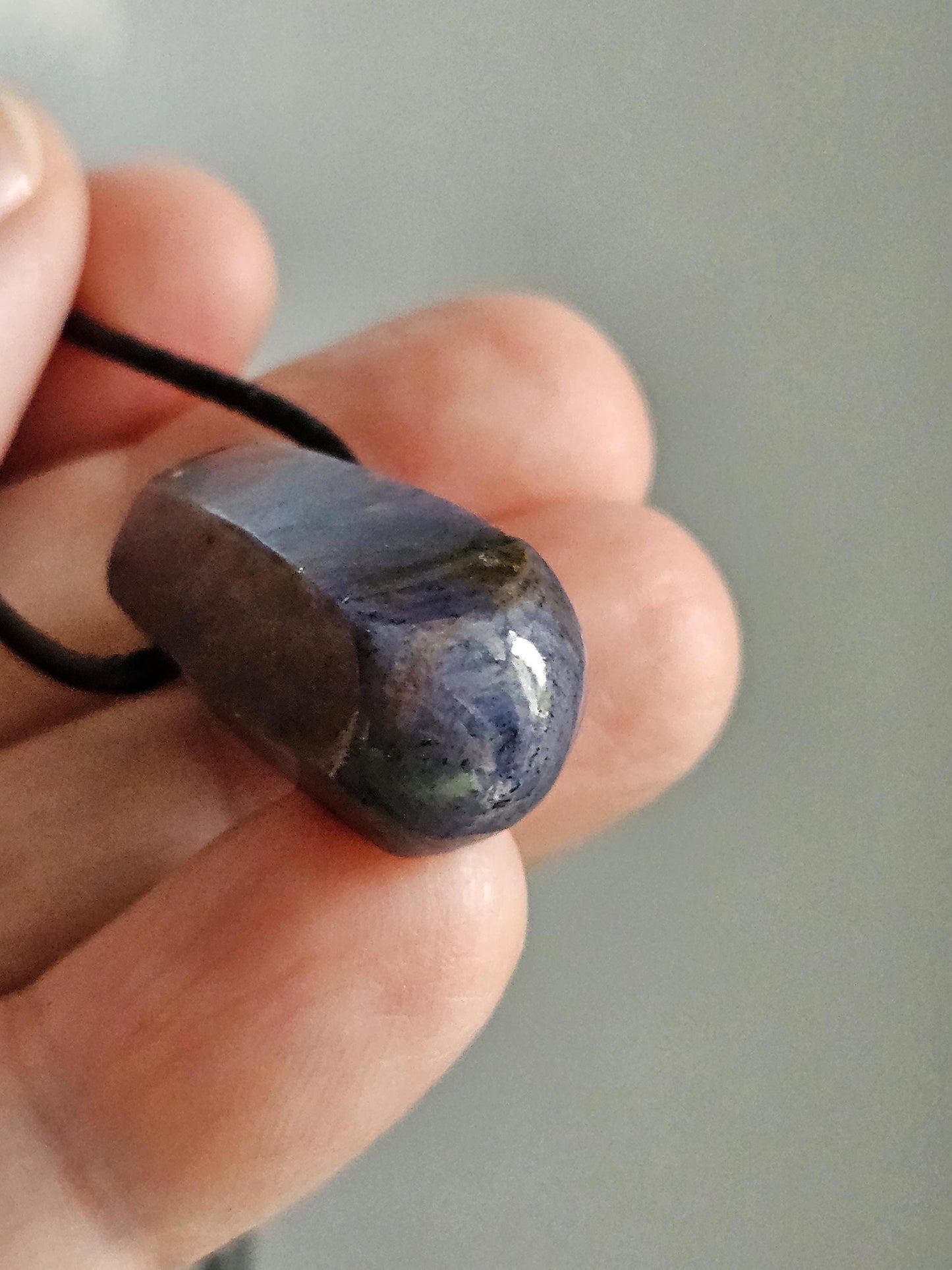 Stern Saphir Stäbchen Sternsaphir Rohstein Anhänger 26 x 14 x 14 mm, gebohrt, an verstellbarem Lederband