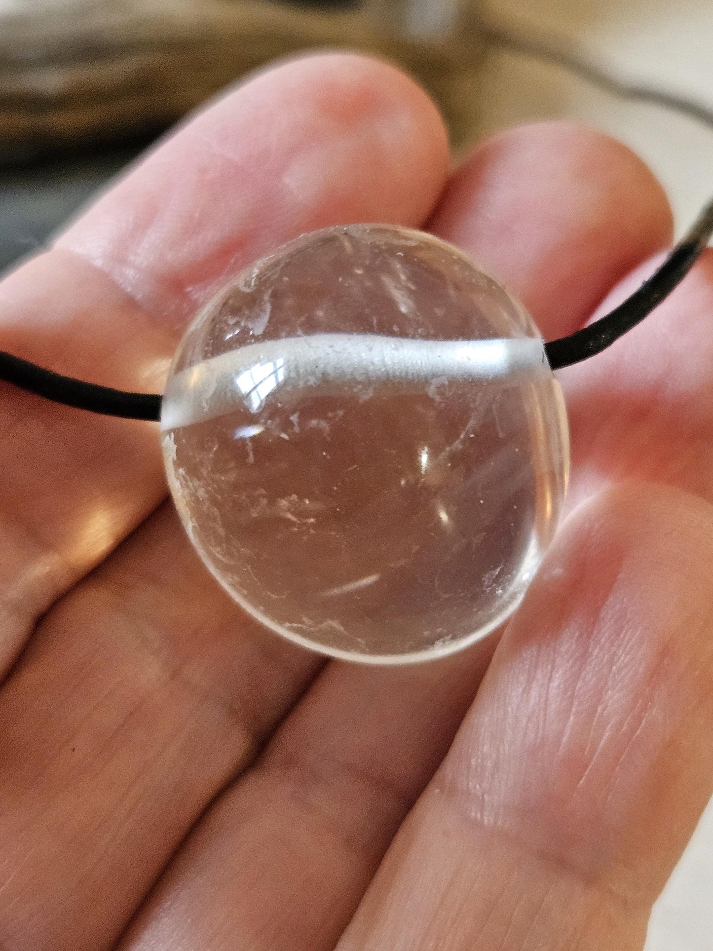Bergkristall Anhänger, 26 x 25 x 24 mm, gebohrt, an verstellbarem Lederband