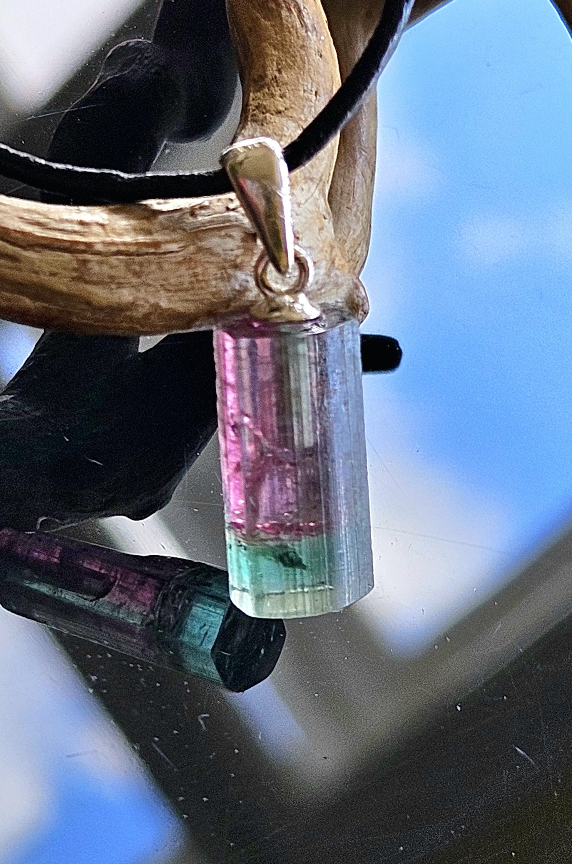Turmalin blau rot Indigolith mit Rubellit, türblau grüner Turmalin Bicolor Stäbchen Anhänger mit 925er Silberöse, an verstellbarem Lederband