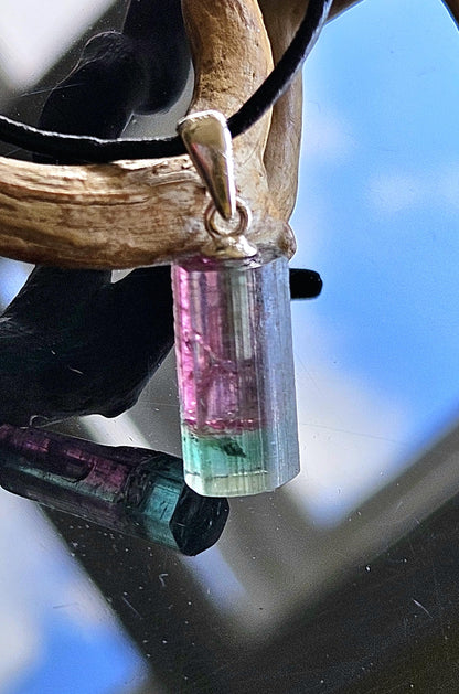 Turmalin blau rot Indigolith mit Rubellit, türblau grüner Turmalin Bicolor Stäbchen Anhänger mit 925er Silberöse, an verstellbarem Lederband