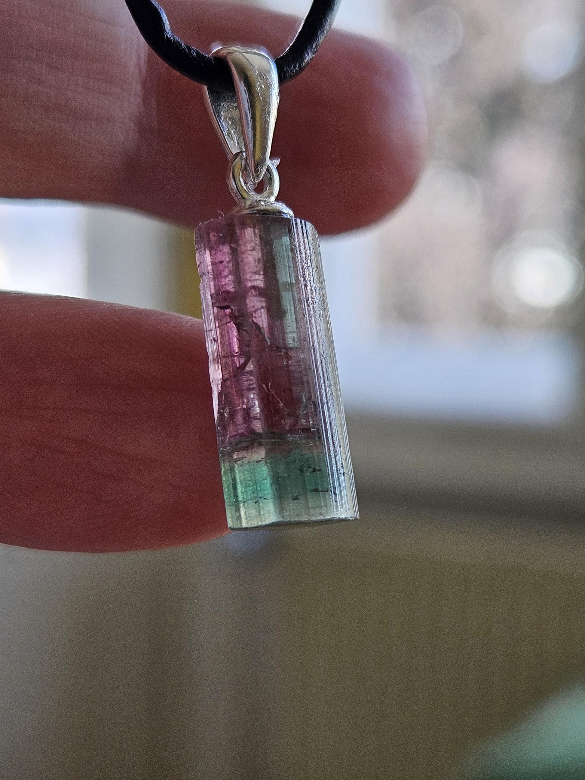Turmalin blau rot Indigolith mit Rubellit, türblau grüner Turmalin Bicolor Stäbchen Anhänger mit 925er Silberöse, an verstellbarem Lederband