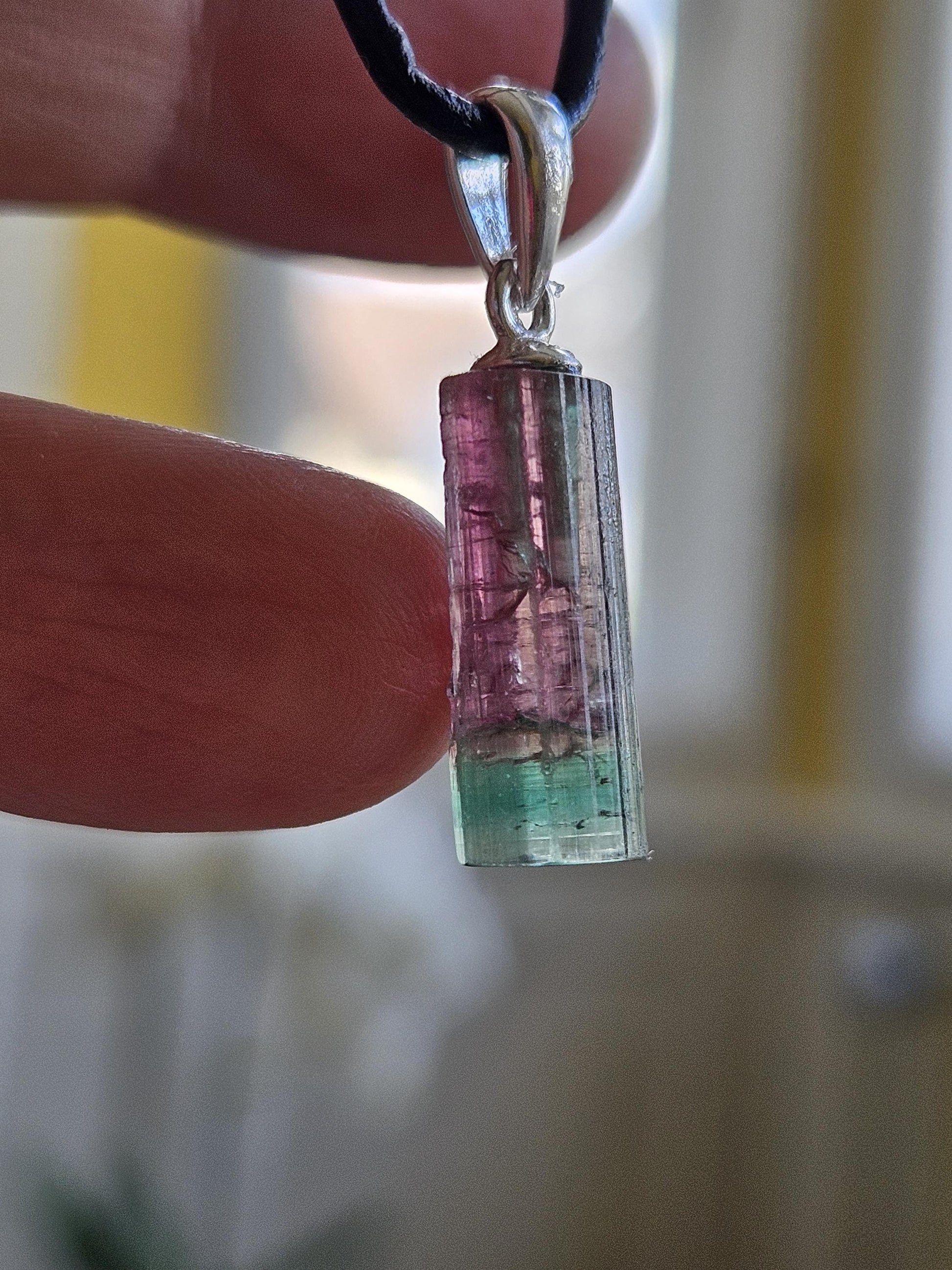 Turmalin blau rot Indigolith mit Rubellit, türblau grüner Turmalin Bicolor Stäbchen Anhänger mit 925er Silberöse, an verstellbarem Lederband