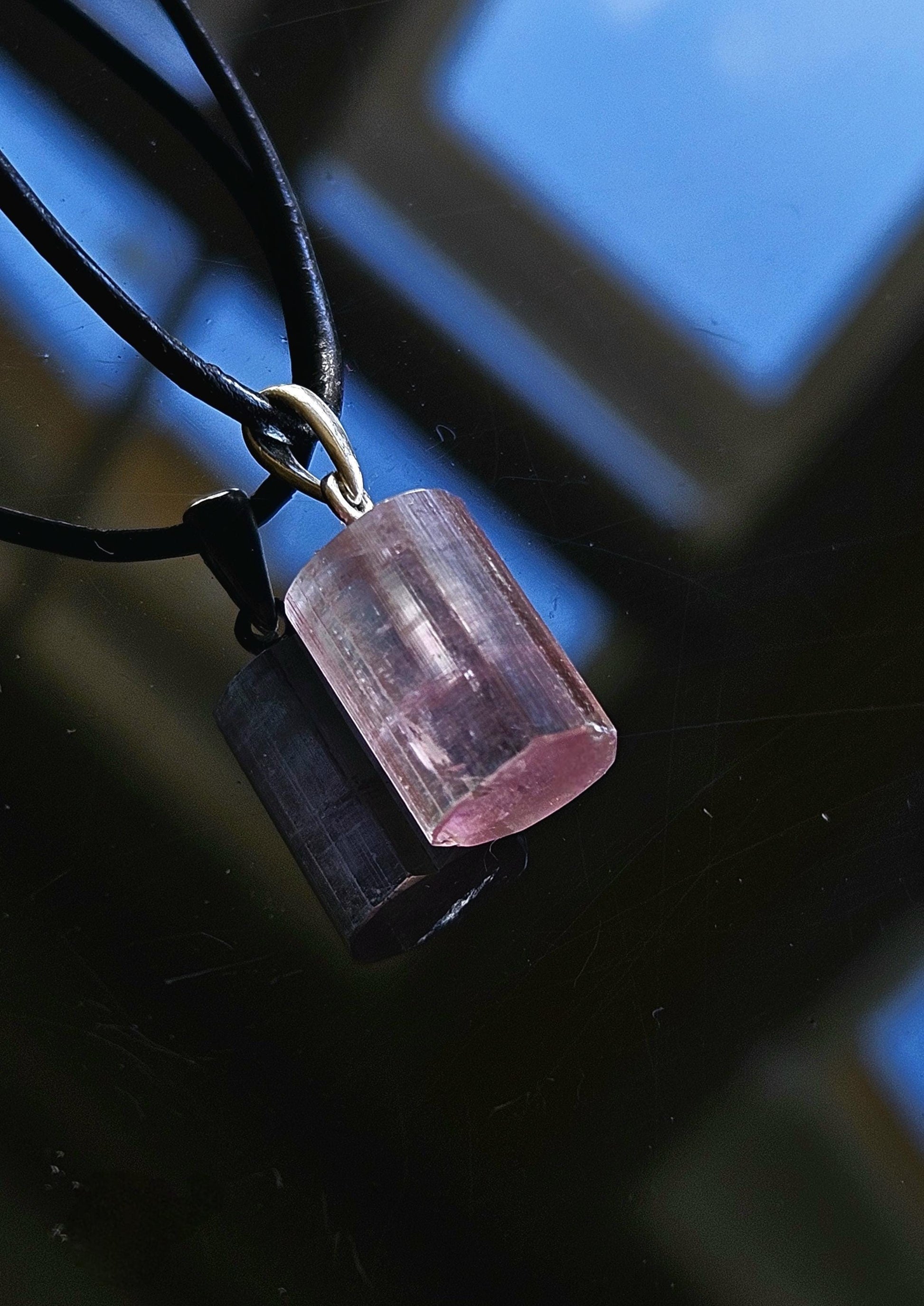 Turmalin rosa Rubellit Kristall Anhänger, Rohstein Stäbchen, an 925er Silberöse, an verstellbarem Lederband