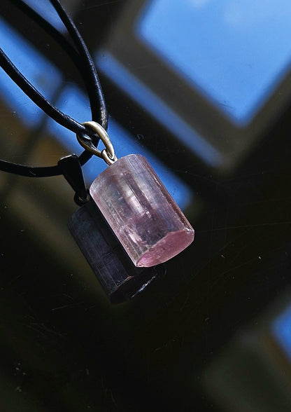 Turmalin rosa Rubellit Kristall Anhänger, Rohstein Stäbchen, an 925er Silberöse, an verstellbarem Lederband