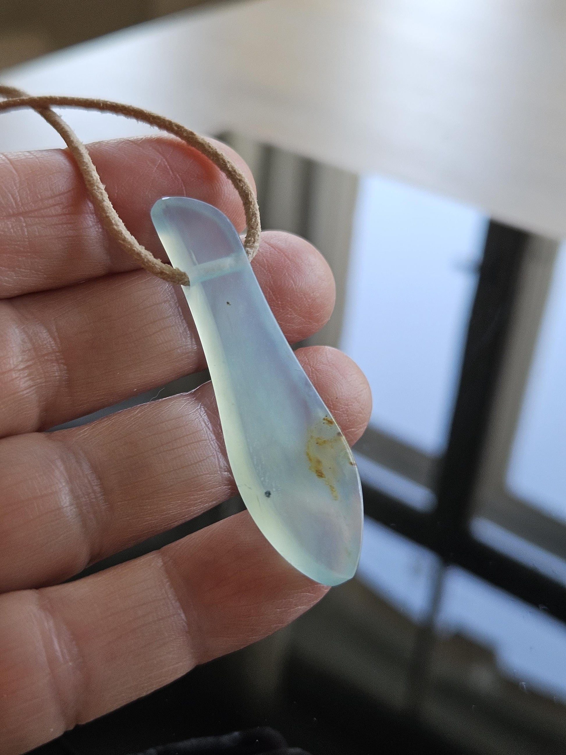 Seltener Andenopal blau Chrysopal hellblau türkis Anhänger, 57 x 14 x 7 mm, gebohrt, an verstellbarem Lederband