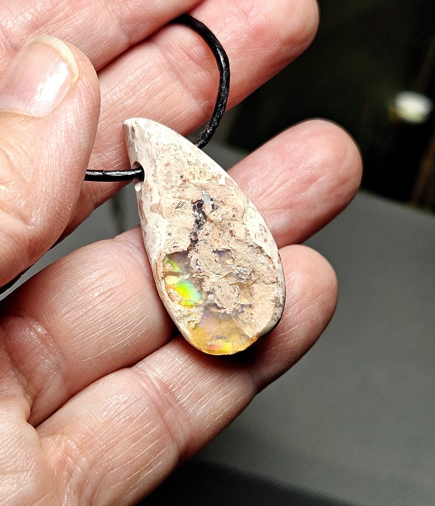 Magischer mexikanischer Feueropal Anhänger, 36 x 18 x 10 mm, gebohrt, an verstellbarem Lederband