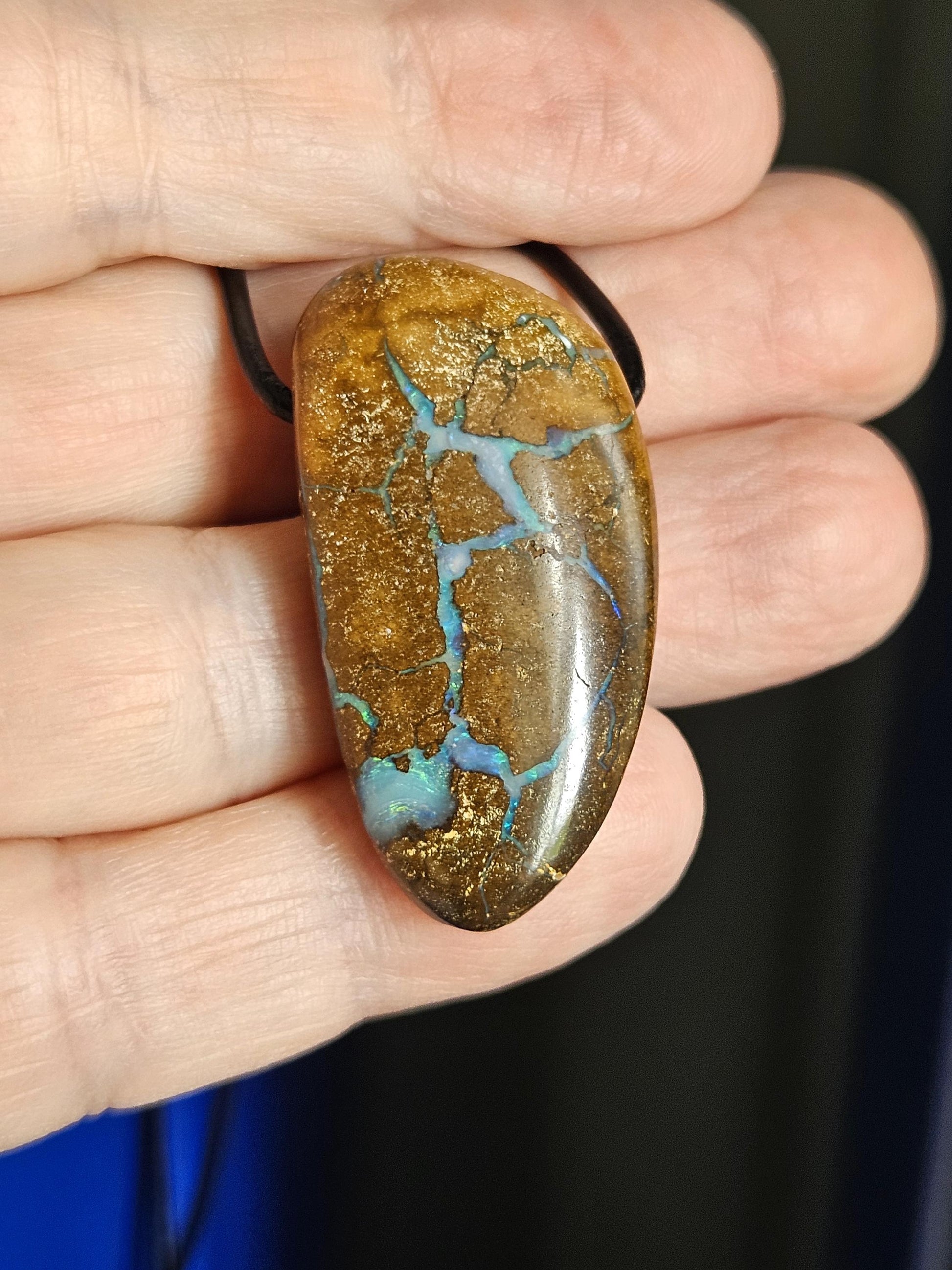 Boulder Opal, Boulderopal Anhänger, "Schatzkarte", 37 x 18 x 11 mm, gebohrt, an verstellbarem Lederband