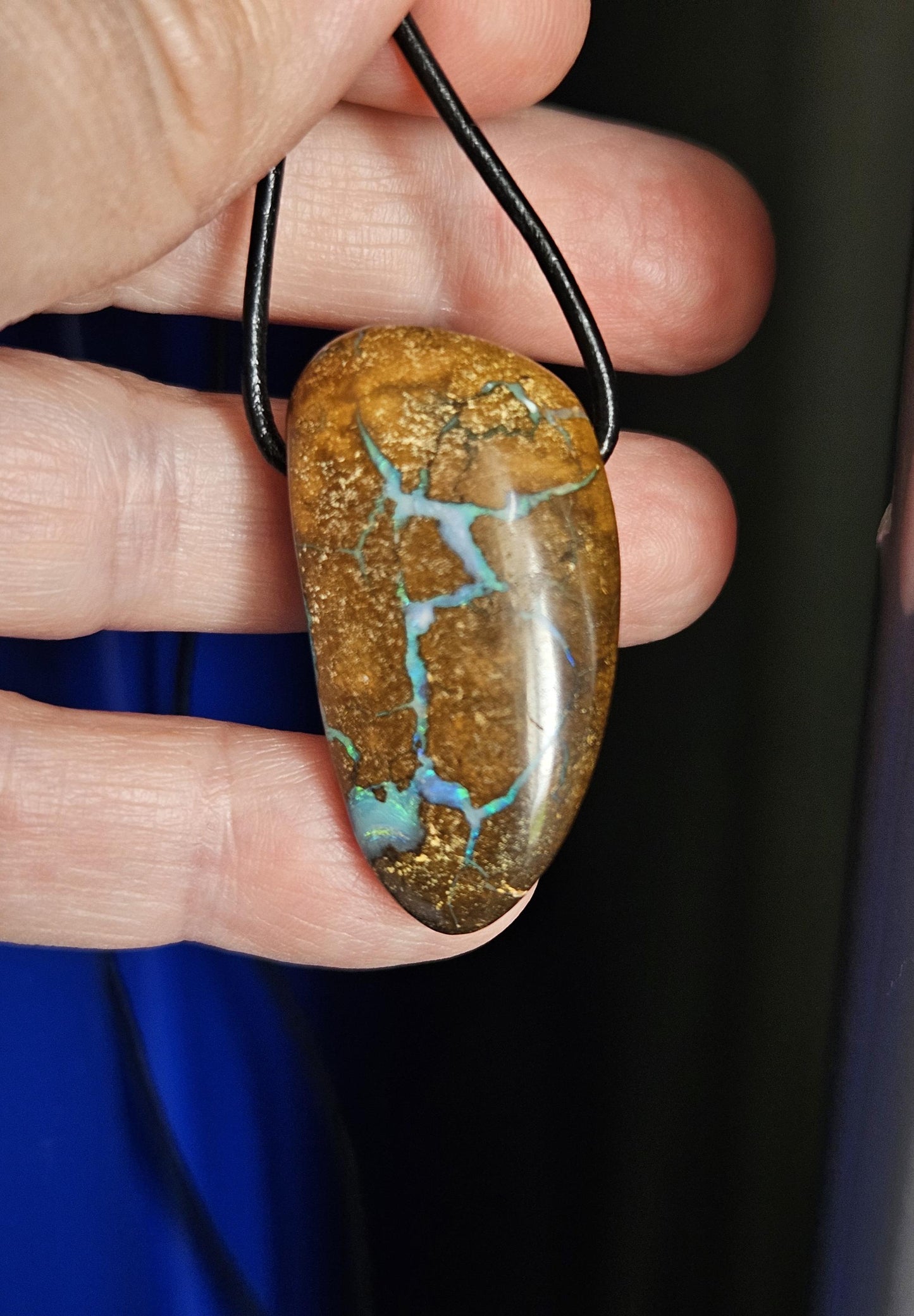 Boulder Opal, Boulderopal Anhänger, "Schatzkarte", 37 x 18 x 11 mm, gebohrt, an verstellbarem Lederband