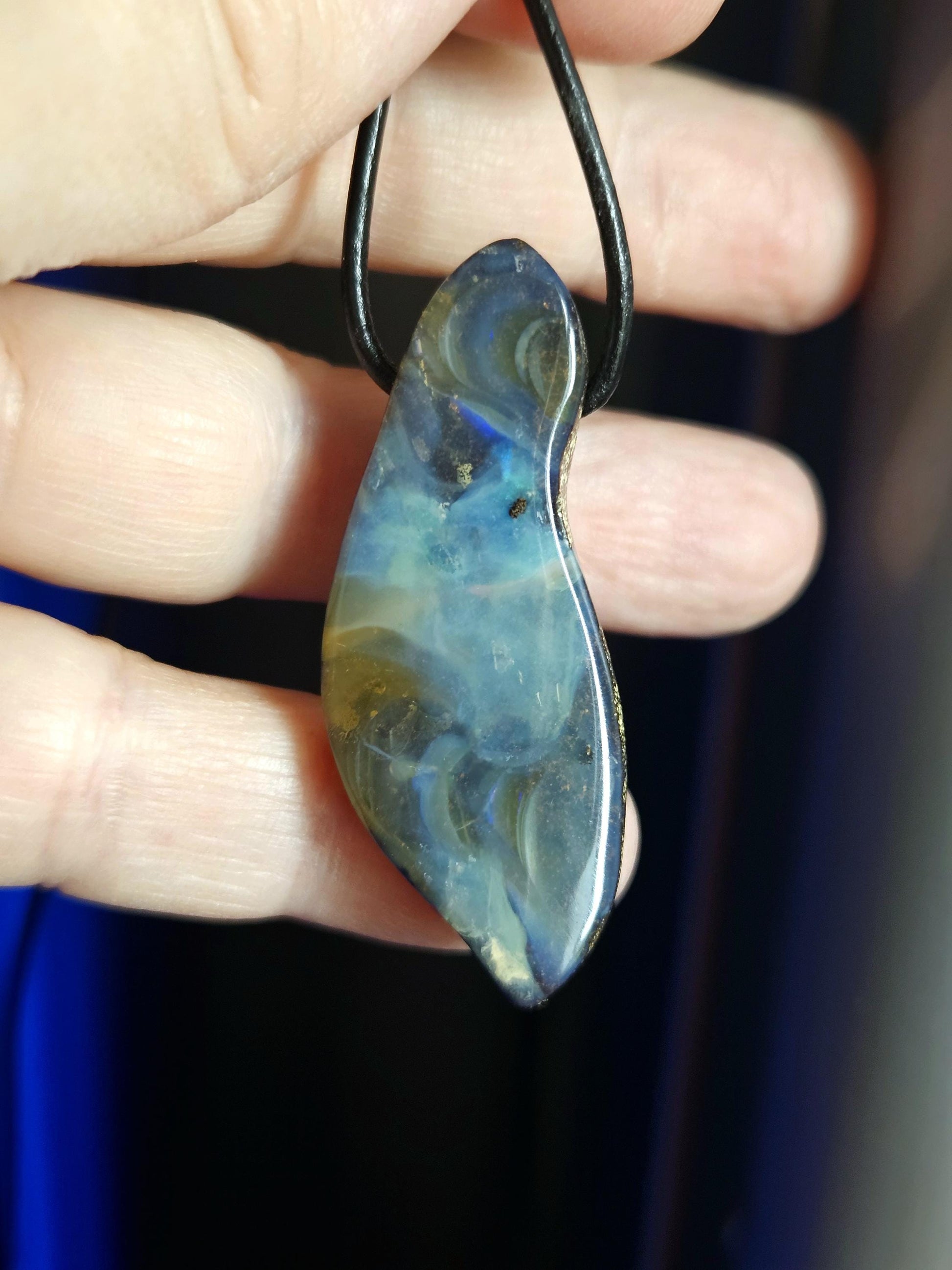 Magischer Boulder Opal Anhänger,"Atlantis", 46 x 18 x 9 mm, gebohrt, an verstellbarem Lederband
