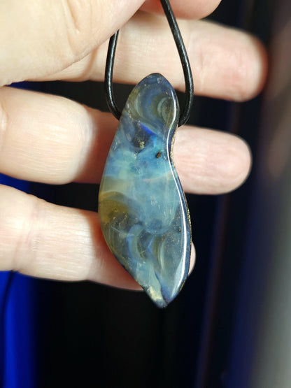Magischer Boulder Opal Anhänger,"Atlantis", 46 x 18 x 9 mm, gebohrt, an verstellbarem Lederband