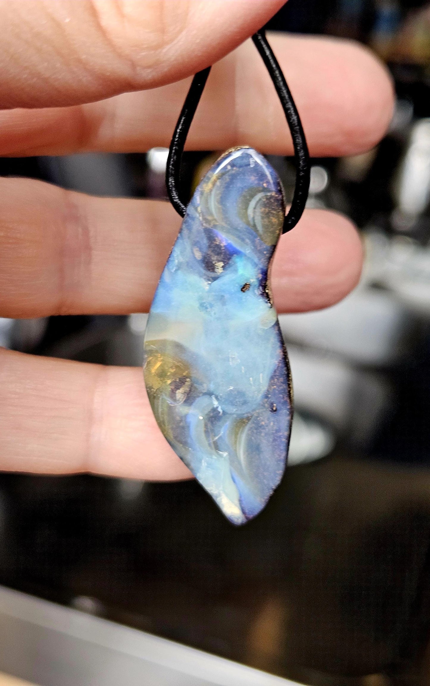 Magischer Boulder Opal Anhänger,"Atlantis", 46 x 18 x 9 mm, gebohrt, an verstellbarem Lederband