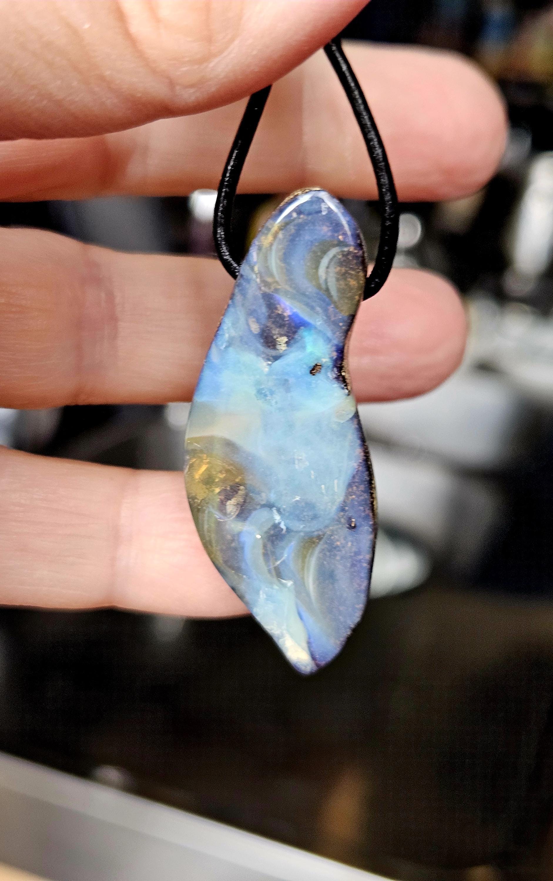 Magischer Boulder Opal Anhänger,"Atlantis", 46 x 18 x 9 mm, gebohrt, an verstellbarem Lederband