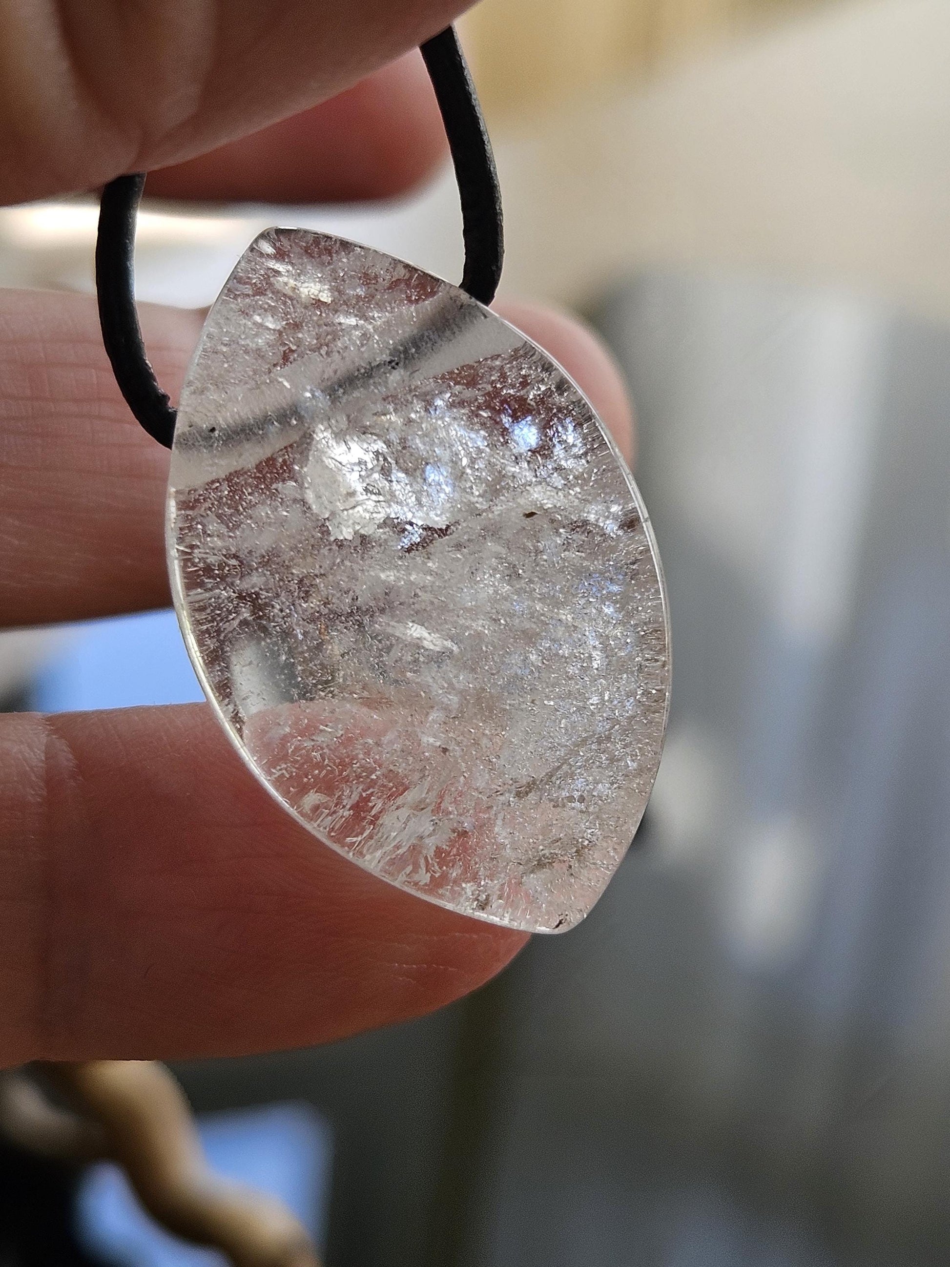 Bergkristall Navette förmiger Anhänger, "worry stone förmig", 31 x 19 x 8 mm, gebohrt, an verstellbarem Lederband