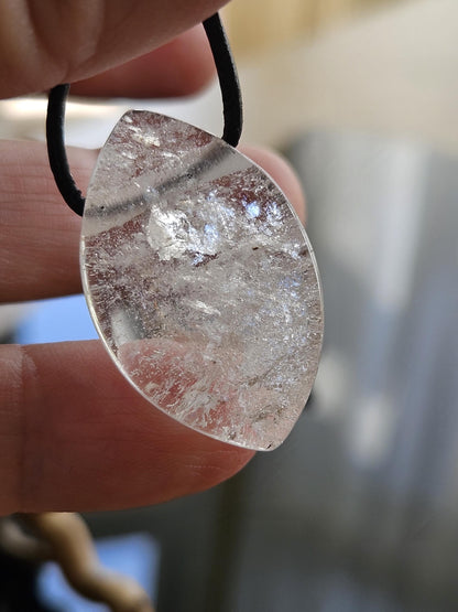 Bergkristall Navette förmiger Anhänger, "worry stone förmig", 31 x 19 x 8 mm, gebohrt, an verstellbarem Lederband