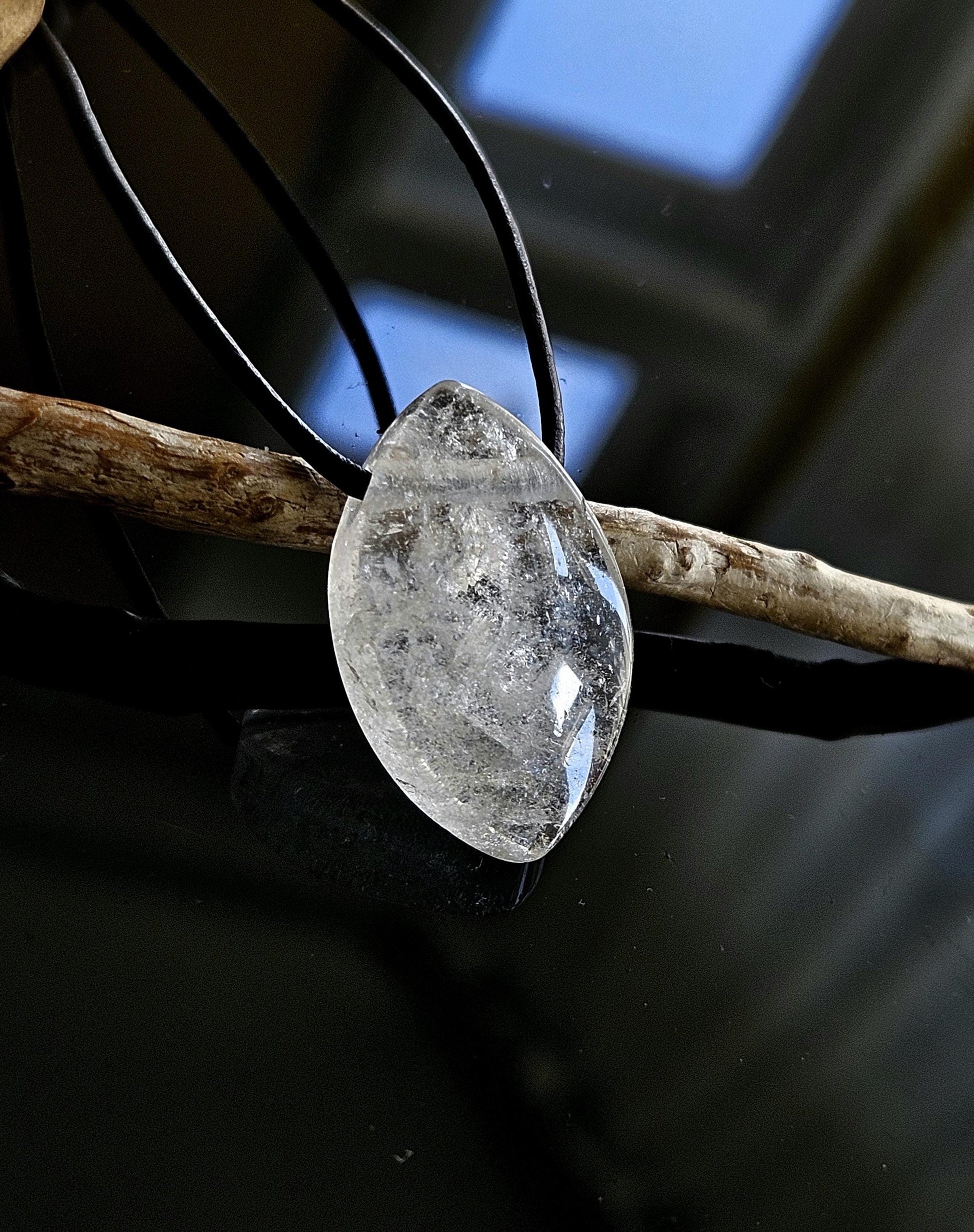 Bergkristall Navette förmiger Anhänger, "worry stone förmig", 31 x 19 x 8 mm, gebohrt, an verstellbarem Lederband