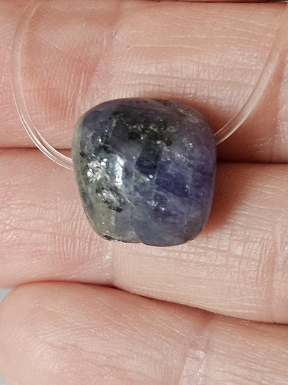 Seltener Tansanit, Tanzanit Nugget Anhänger, 15 x 15 x 12 mm, gebohrt an farblosem Kunststoffband