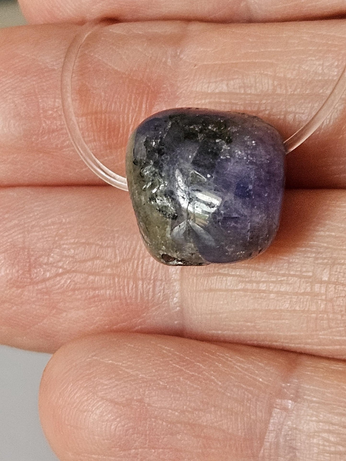 Seltener Tansanit, Tanzanit Nugget Anhänger, 15 x 15 x 12 mm, gebohrt an farblosem Kunststoffband
