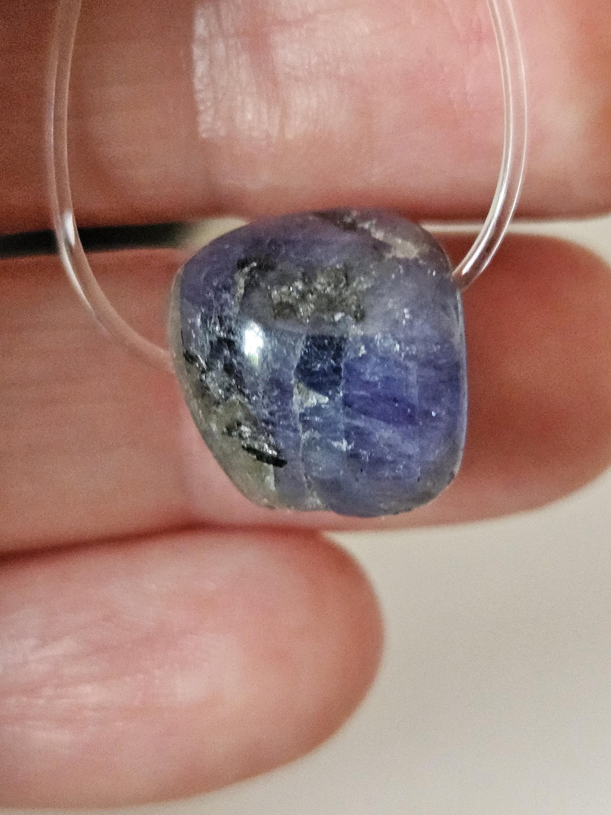 Seltener Tansanit, Tanzanit Nugget Anhänger, 15 x 15 x 12 mm, gebohrt an farblosem Kunststoffband