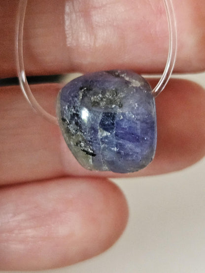 Seltener Tansanit, Tanzanit Nugget Anhänger, 15 x 15 x 12 mm, gebohrt an farblosem Kunststoffband