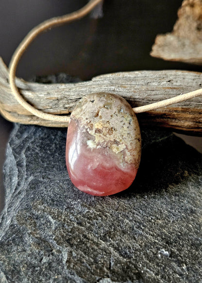 Schöner Rhodochrosit Anhänger, 30 x 21 x 10 mm, gebohrt, an verstellbarem Lederband