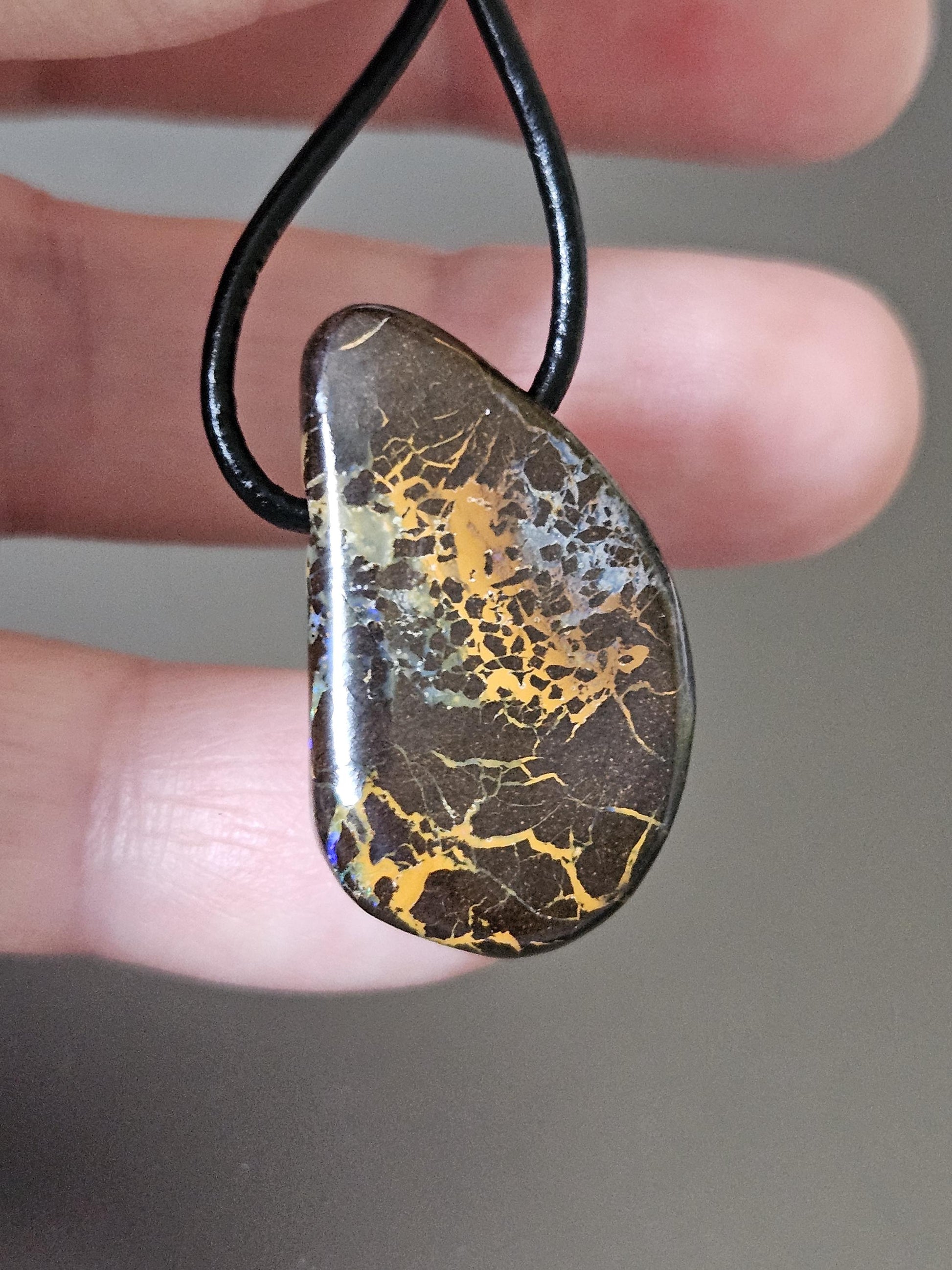 Faszinierender Boulder Opal Anhänger,"Art of Nature", 30 x 19 x 8 mm, gebohrt, an verstellbarem Lederband