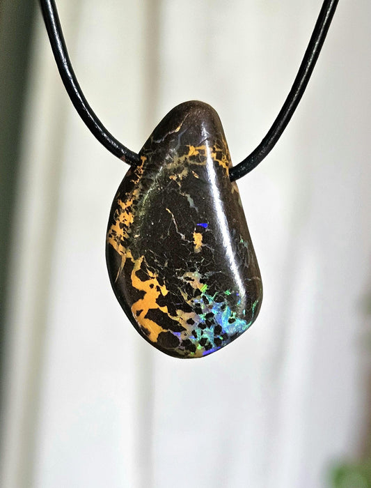 Faszinierender Boulder Opal Anhänger,"Art of Nature", 30 x 19 x 8 mm, gebohrt, an verstellbarem Lederband