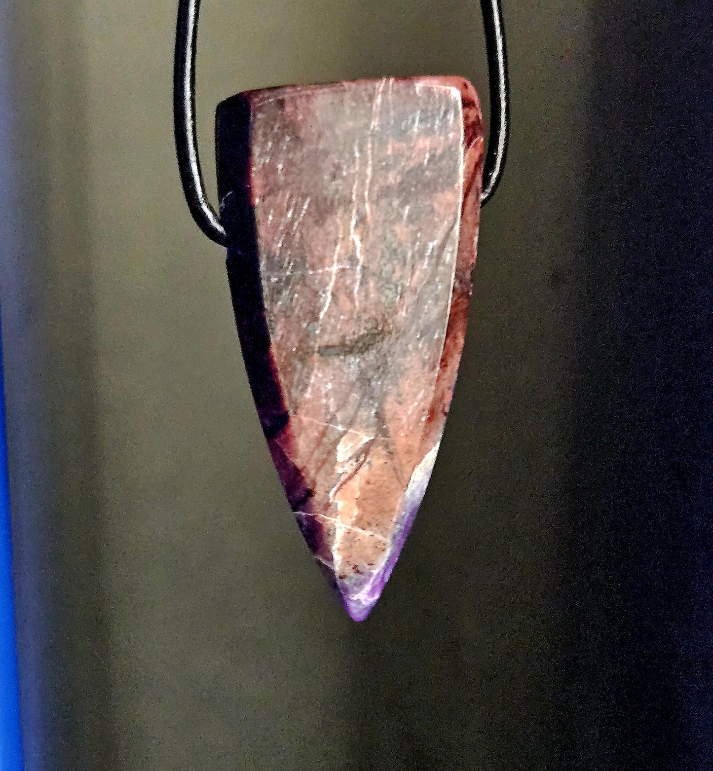 Großer magischer Sugilith Anhänger, 42 x 20 x 8 mm, gebohrt, an verstellbarem Lederband