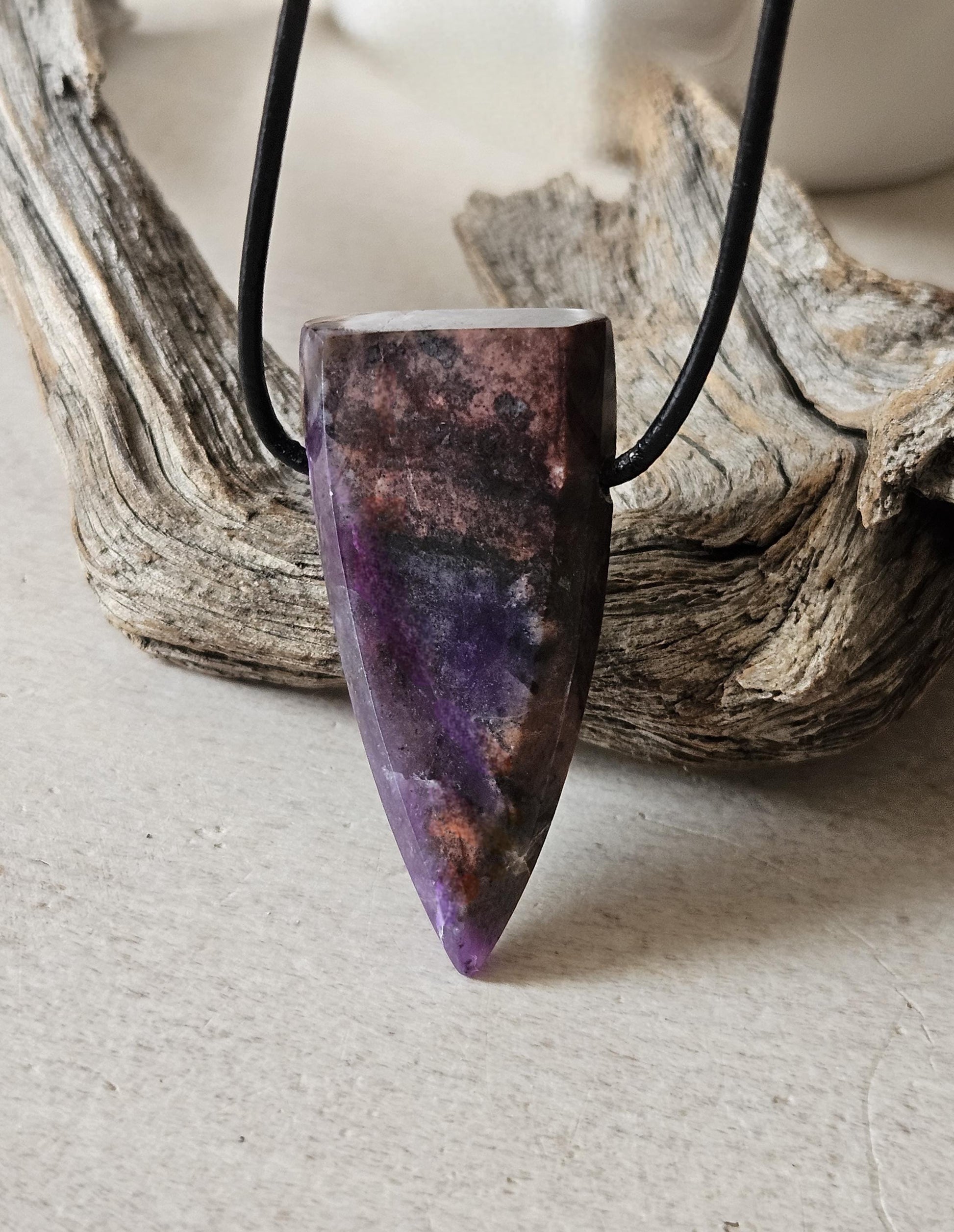 Großer magischer Sugilith Anhänger, 42 x 20 x 8 mm, gebohrt, an verstellbarem Lederband