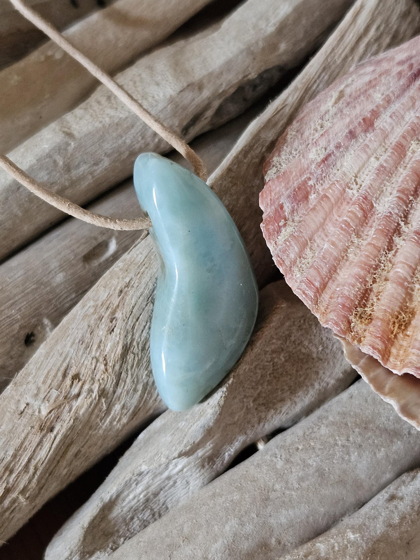 Sommerlicher Larimar, Atlantis Stein Anhänger, 40 x 18 x 12 mm, gebohrt, Larimar Anhänger, gebohrt, an verstellbarem Lederband