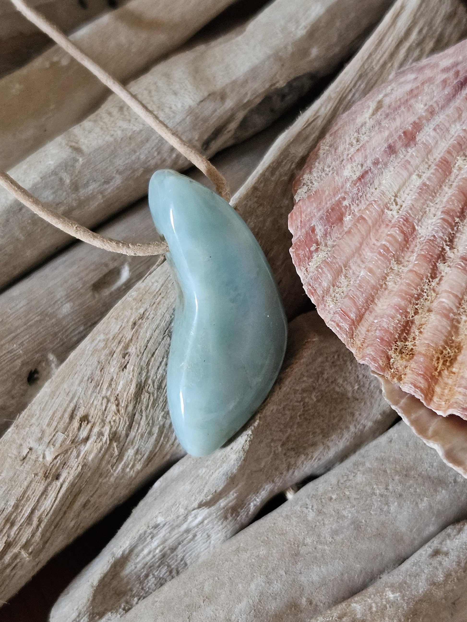Sommerlicher Larimar, Atlantis Stein Anhänger, 40 x 18 x 12 mm, gebohrt, Larimar Anhänger, gebohrt, an verstellbarem Lederband