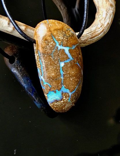 Boulder Opal, Boulderopal Anhänger, "Schatzkarte", 37 x 18 x 11 mm, gebohrt, an verstellbarem Lederband