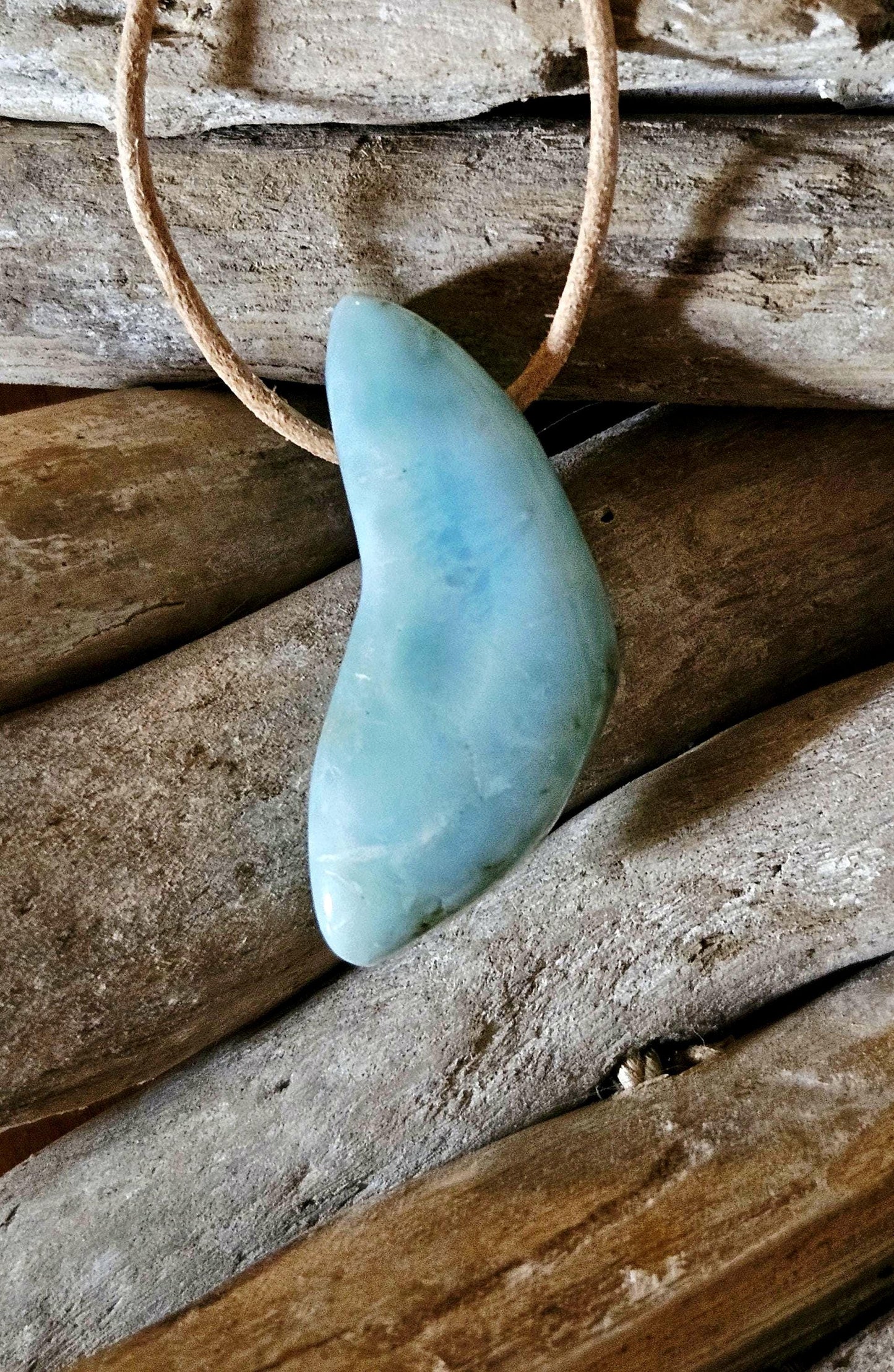 Sommerlicher Larimar, Atlantis Stein Anhänger, 40 x 18 x 12 mm, gebohrt, Larimar Anhänger, gebohrt, an verstellbarem Lederband